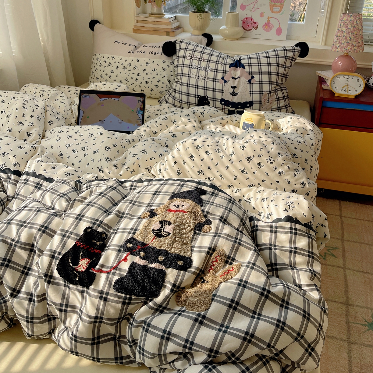 91家纺网 家纺一手货源 找家纺 丽涵家纺 2026新款全棉数码印花毛巾绣四件套-少女派 熊崽奇遇