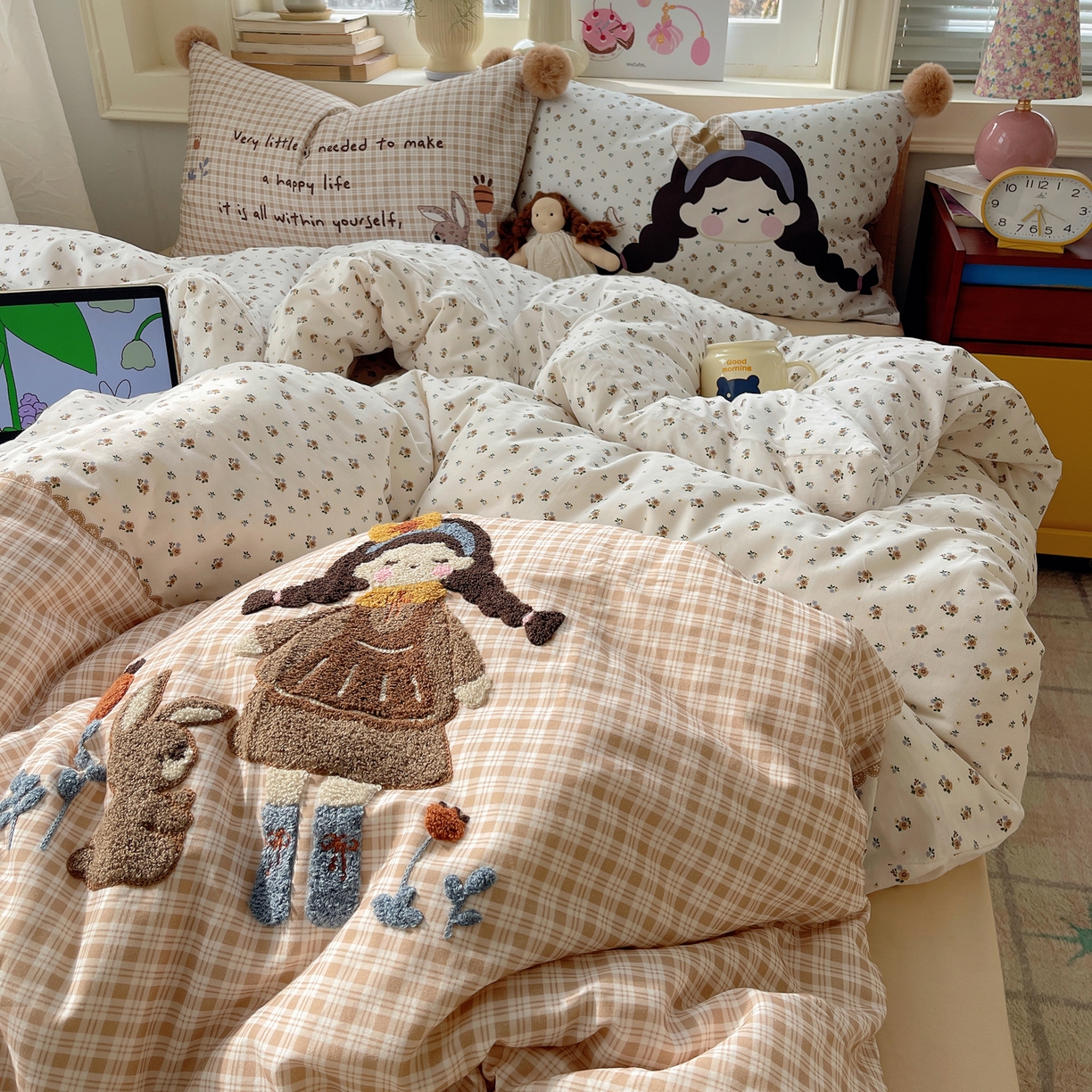 91家纺网 家纺一手货源 找家纺 丽涵家纺 2026新款全棉数码印花毛巾绣四件套-少女派 甜茶女孩