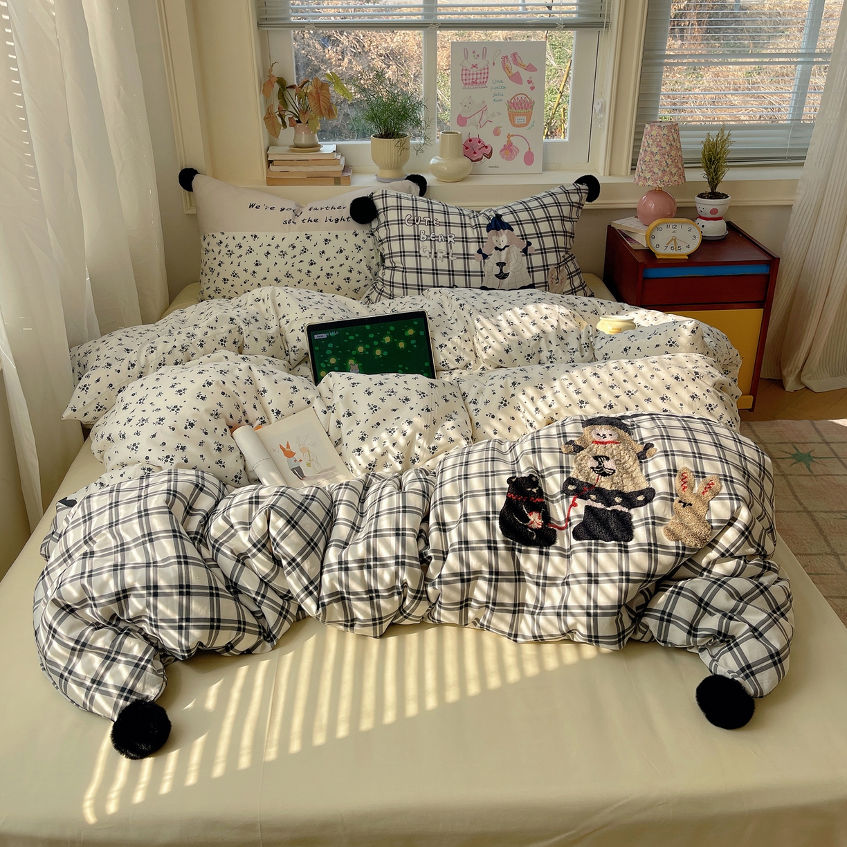 91家纺网 家纺一手货源 找家纺 丽涵家纺 2026新款全棉数码印花毛巾绣四件套-少女派 熊崽奇遇