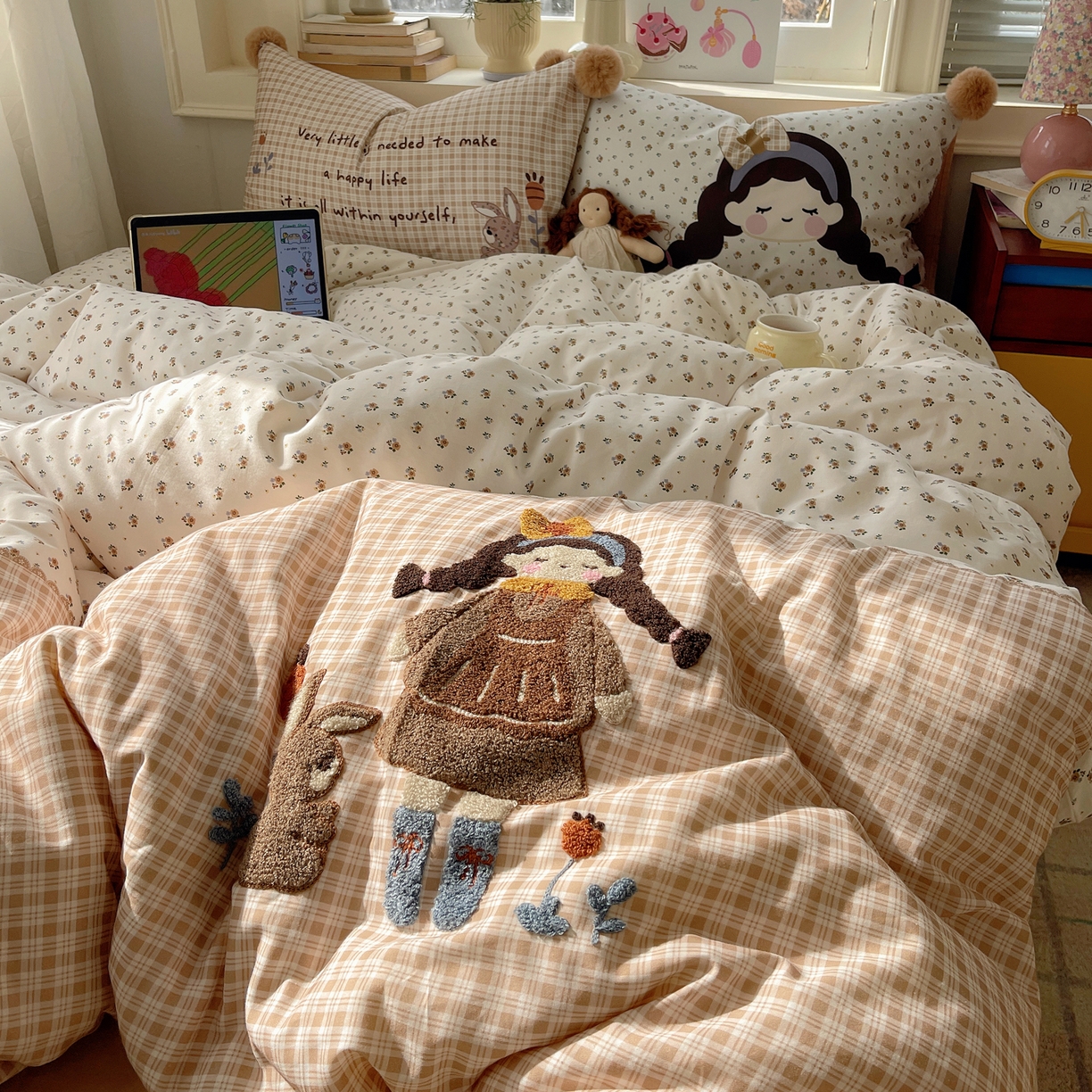 91家纺网 家纺一手货源 找家纺 丽涵家纺 2026新款全棉数码印花毛巾绣四件套-少女派 甜茶女孩