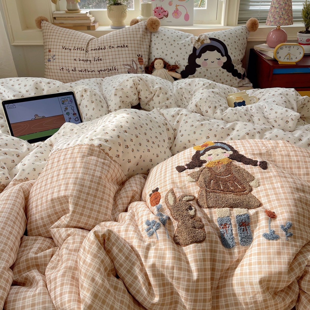 91家纺网 家纺一手货源 找家纺 丽涵家纺 2026新款全棉数码印花毛巾绣四件套-少女派 甜茶女孩