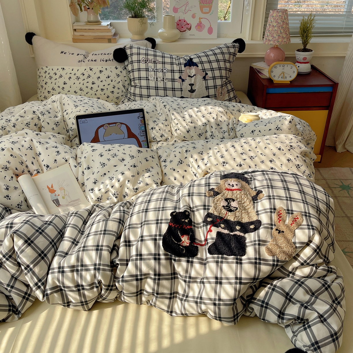 91家纺网 家纺一手货源 找家纺 丽涵家纺 2026新款全棉数码印花毛巾绣四件套-少女派 熊崽奇遇