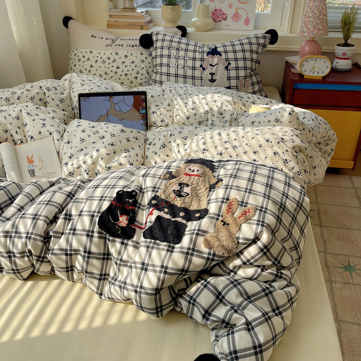 91家纺网 家纺一手货源 找家纺 丽涵家纺 2026新款全棉数码印花毛巾绣四件套-少女派 熊崽奇遇