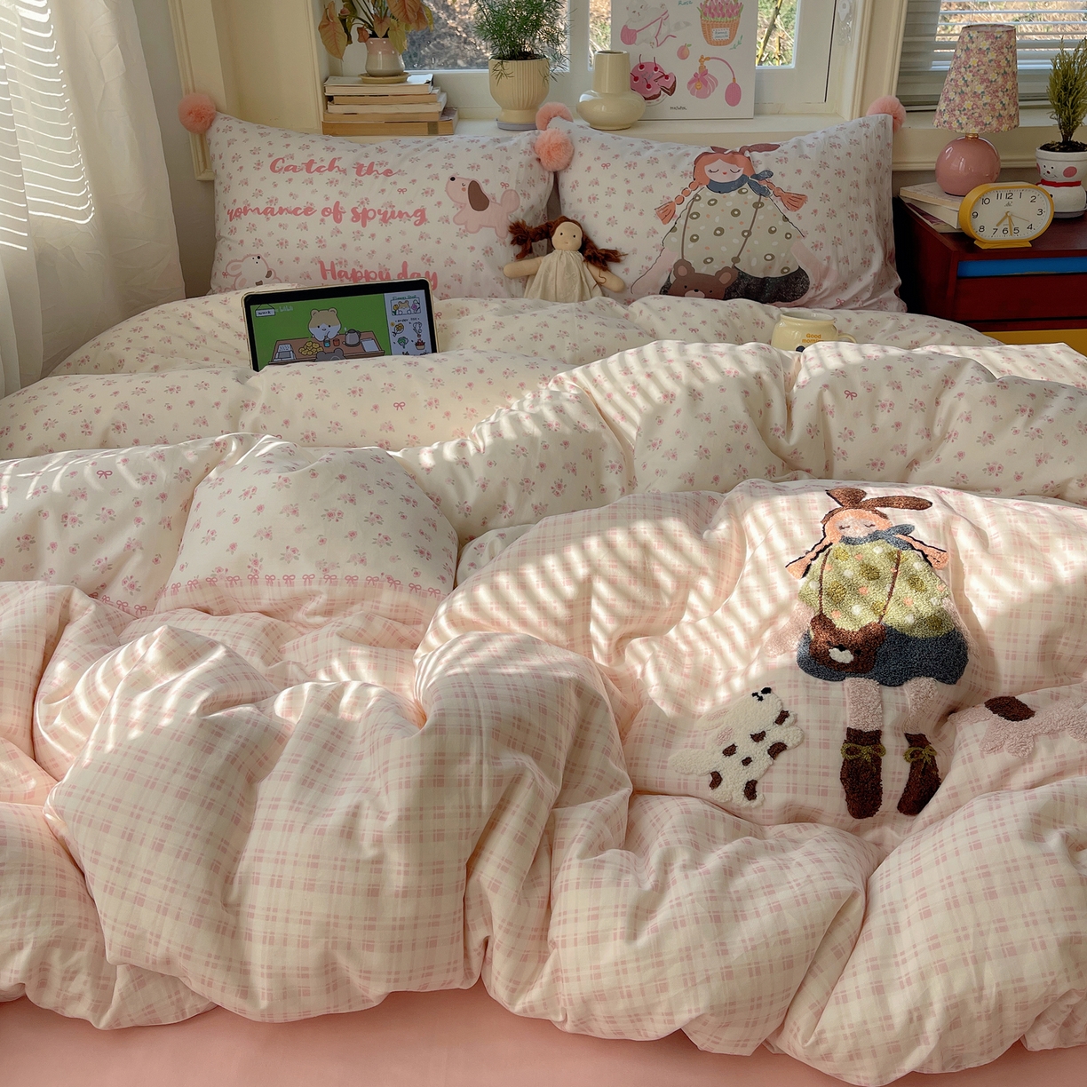 91家纺网 家纺一手货源 找家纺 丽涵家纺 2026新款全棉数码印花毛巾绣四件套-少女派 甜梦满溢