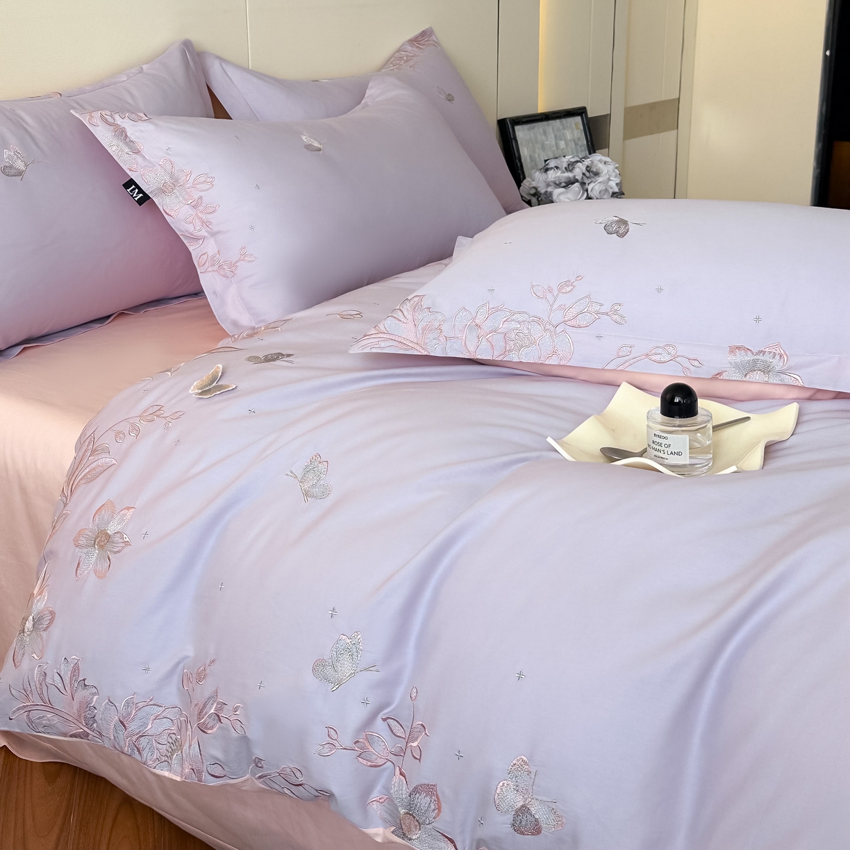 91家纺网 家纺一手货源 找家纺 乐美家纺 2026年春夏新品全棉刺绣花至系列四件套 花至（丁香紫）