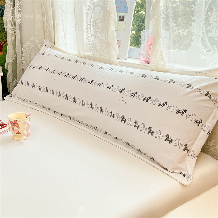 91家纺网 家纺一手货源 找家纺 梦舒羽 2026新款A类云朵棉单层枕套1.8米情侣双人加长枕芯内胆套-单层压线 小木马（单层压线）