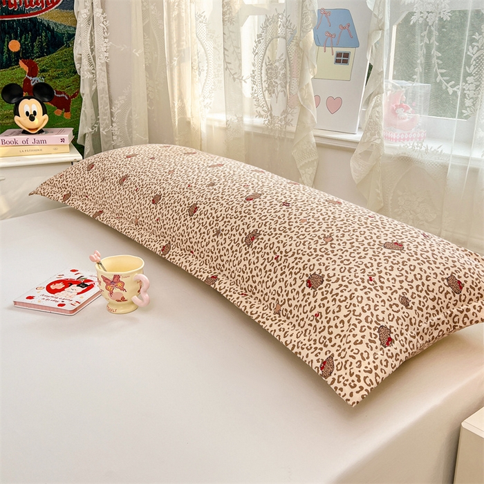 91家纺网 家纺一手货源 找家纺 圣比熊 2026新款A类云朵棉单层枕套1.8米情侣双人加长枕芯内胆套-单层压线 豹纹猫猫（单层压线）