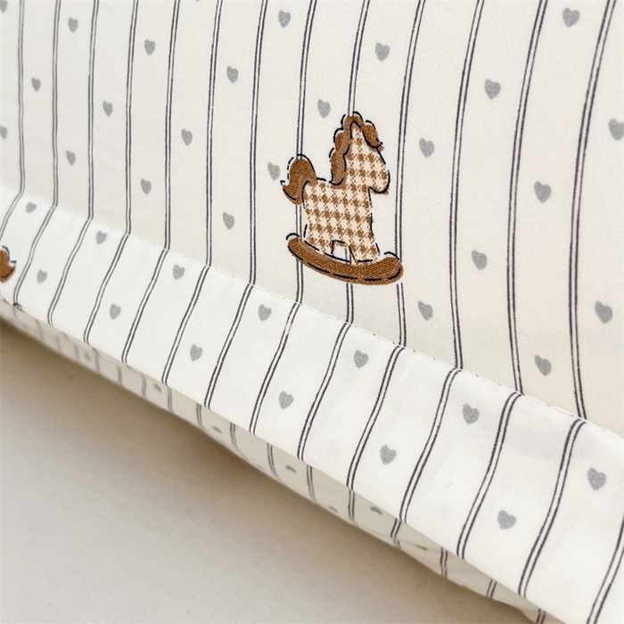 91家纺网 家纺一手货源 找家纺 圣比熊 2026新款A类云朵棉单层枕套1.8米情侣双人加长枕芯内胆套-单层压线 玩趣木马（单层压线）