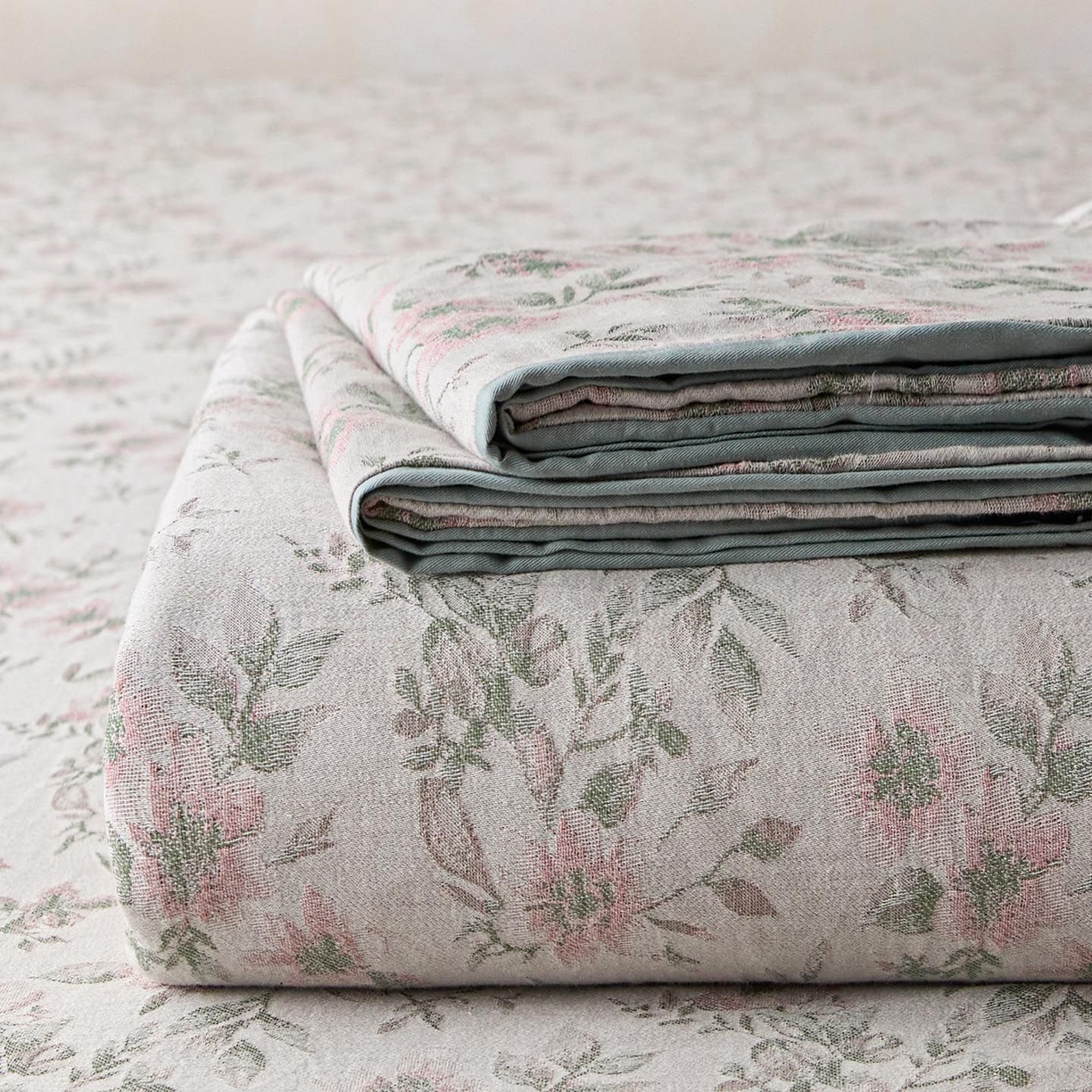 91家纺网 家纺一手货源 找家纺 涵宸家纺 2026新款全棉提花色坊系列单床单 床单-素薇-粉绿