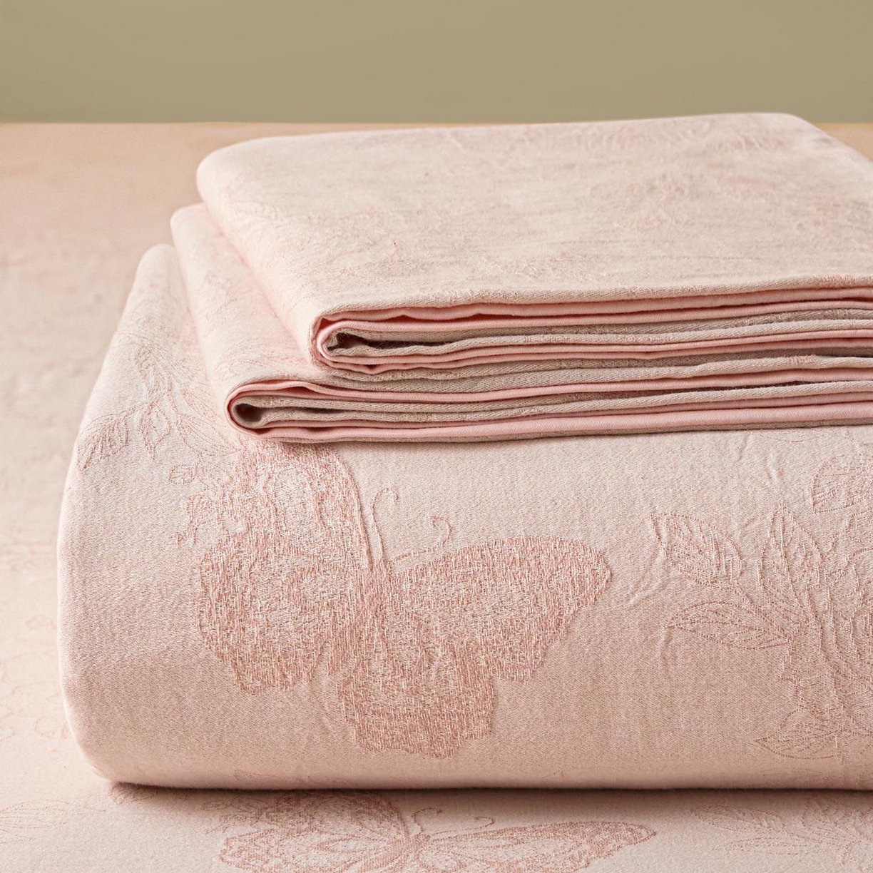 91家纺网 家纺一手货源 找家纺 涵宸家纺 2026新款全棉提花色坊系列单床单 床单-玫瑰花蝶-粉