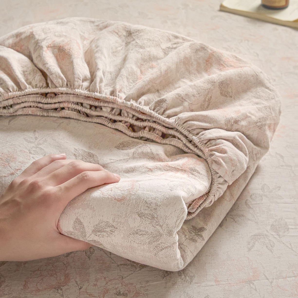 91家纺网 家纺一手货源 找家纺 涵宸家纺 2026新款全棉提花色坊系列单床笠 床笠-繁花盈然-粉