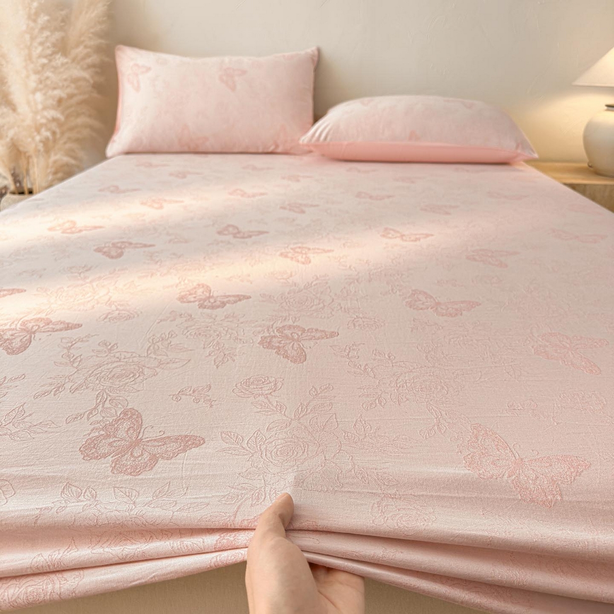 91家纺网 家纺一手货源 找家纺 涵宸家纺 2026新款全棉提花色坊系列单床笠 床笠-玫瑰花蝶-粉