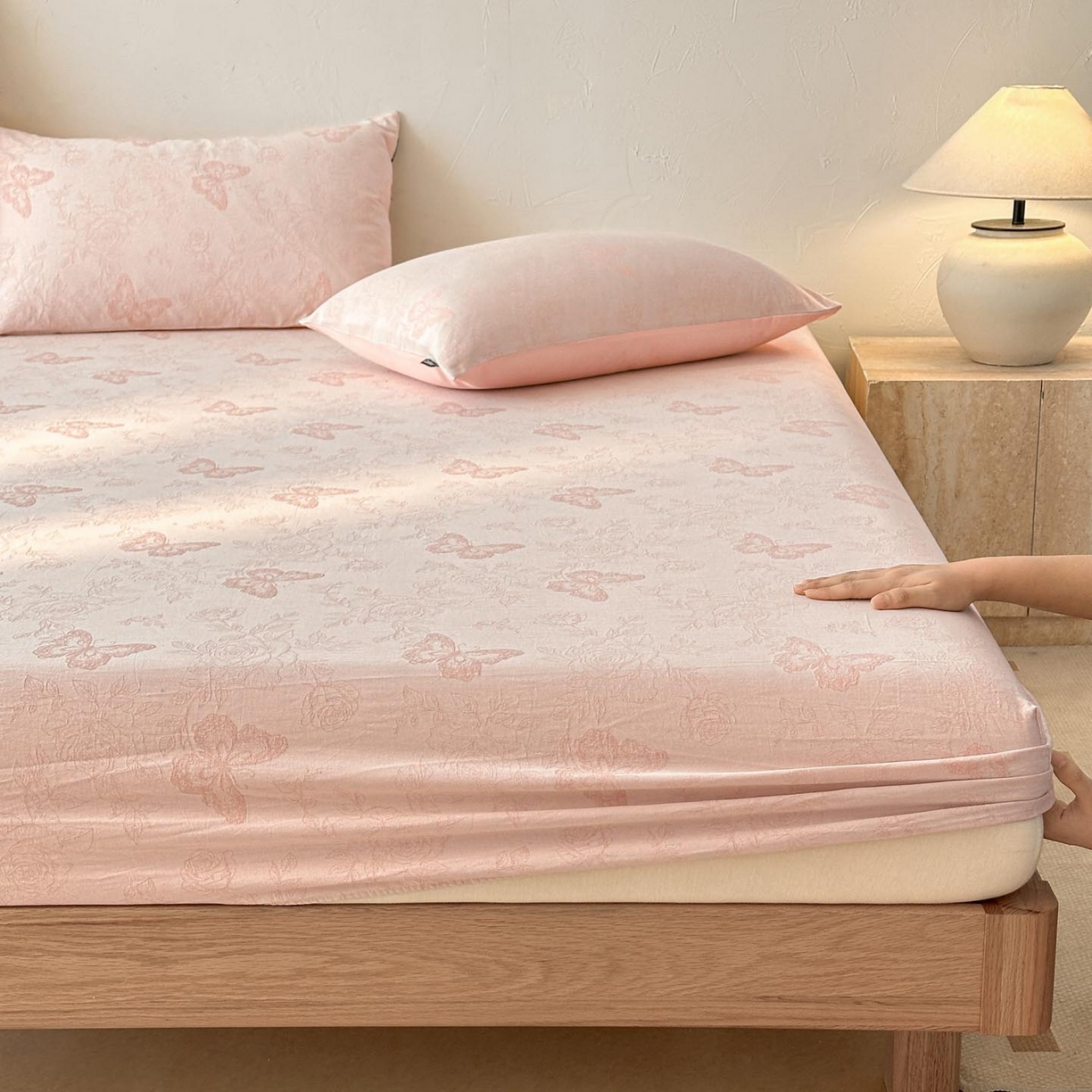 91家纺网 家纺一手货源 找家纺 涵宸家纺 2026新款全棉提花色坊系列单床笠 床笠-玫瑰花蝶-粉