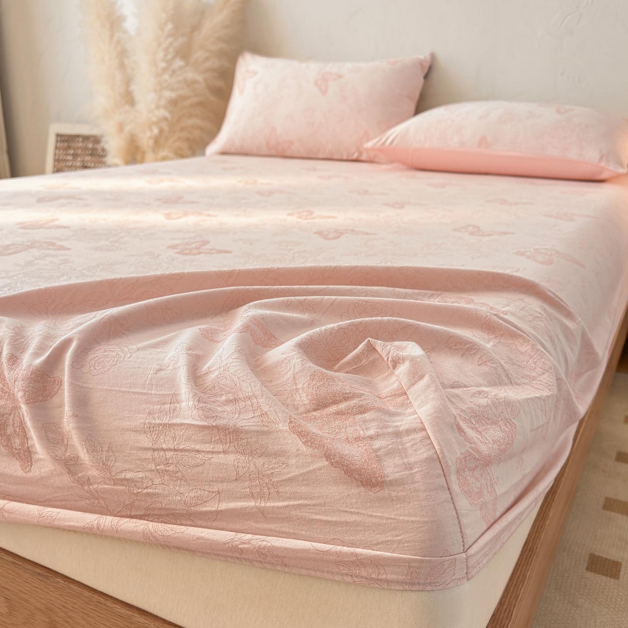 91家纺网 家纺一手货源 找家纺 涵宸家纺 2026新款全棉提花色坊系列单床笠 床笠-玫瑰花蝶-粉