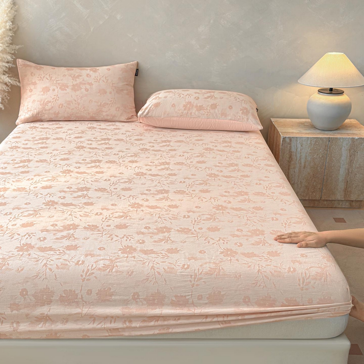 91家纺网 家纺一手货源 找家纺 涵宸家纺 2026新款全棉提花色坊系列单床笠 床笠-墨棉-粉