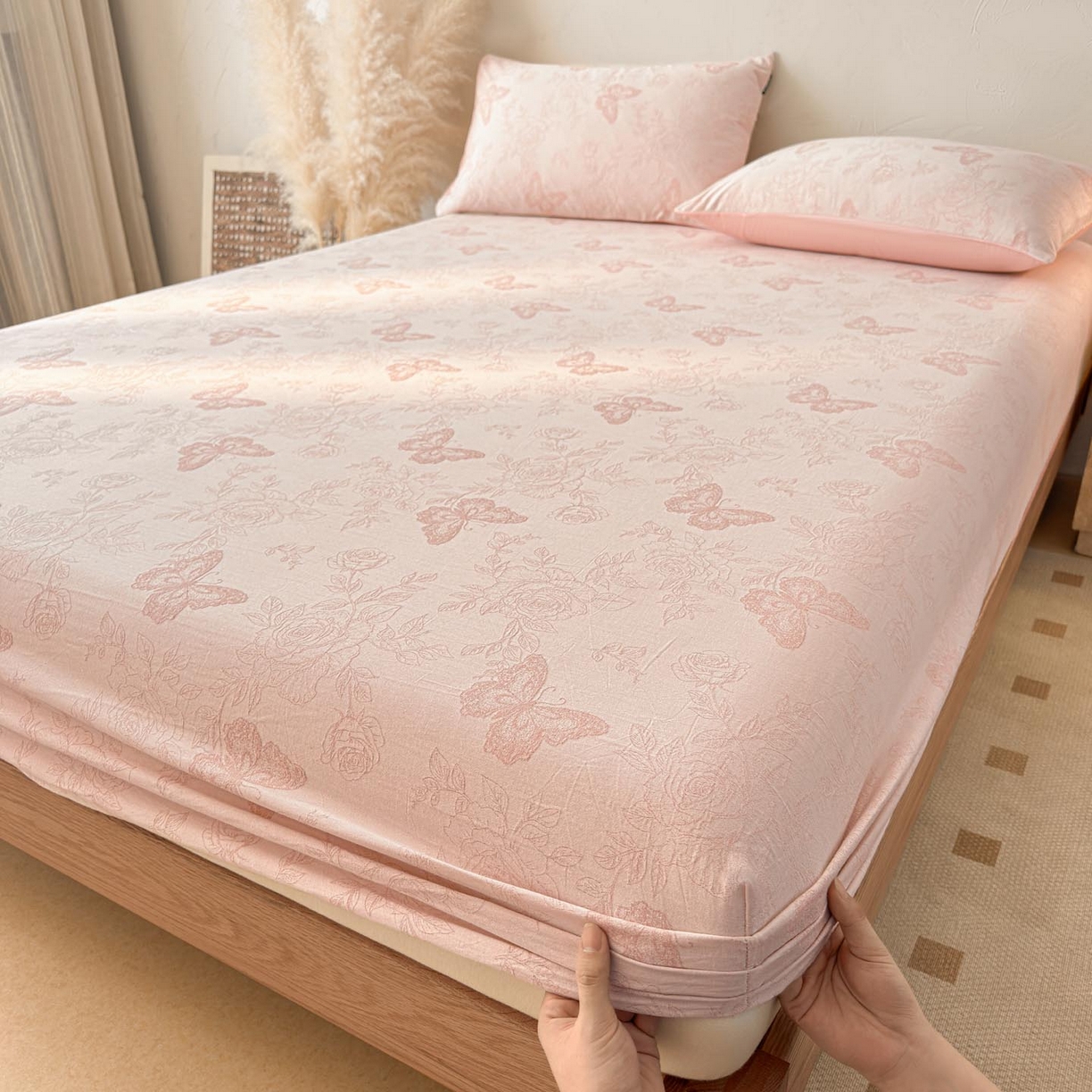 91家纺网 家纺一手货源 找家纺 涵宸家纺 2026新款全棉提花色坊系列单床笠 床笠-玫瑰花蝶-粉