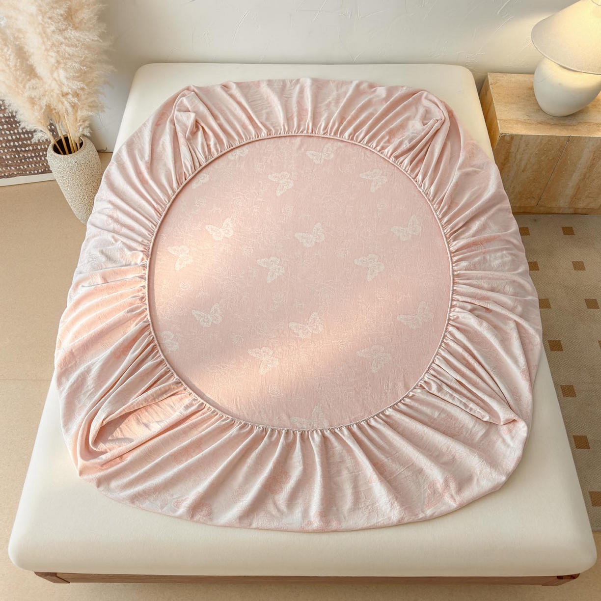 91家纺网 家纺一手货源 找家纺 涵宸家纺 2026新款全棉提花色坊系列单床笠 床笠-玫瑰花蝶-粉