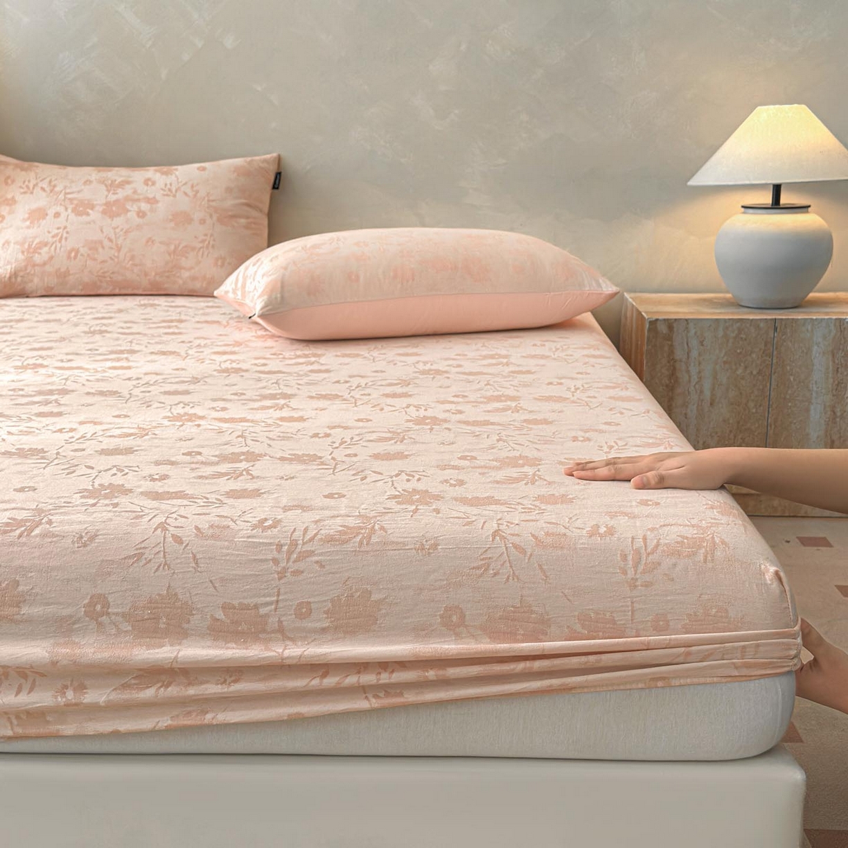 91家纺网 家纺一手货源 找家纺 涵宸家纺 2026新款全棉提花色坊系列单床笠 床笠-墨棉-粉