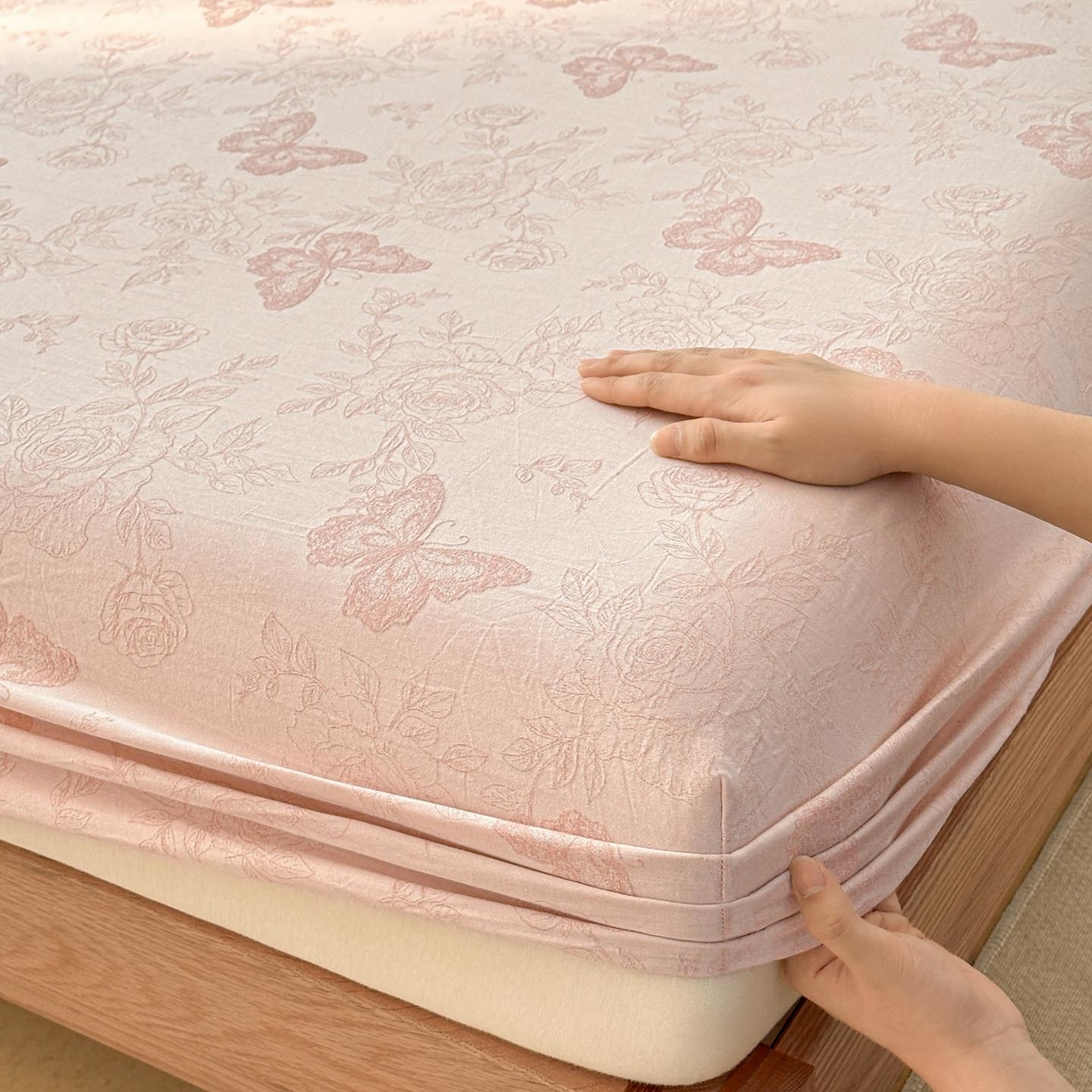 91家纺网 家纺一手货源 找家纺 涵宸家纺 2026新款全棉提花色坊系列单床笠 床笠-玫瑰花蝶-粉