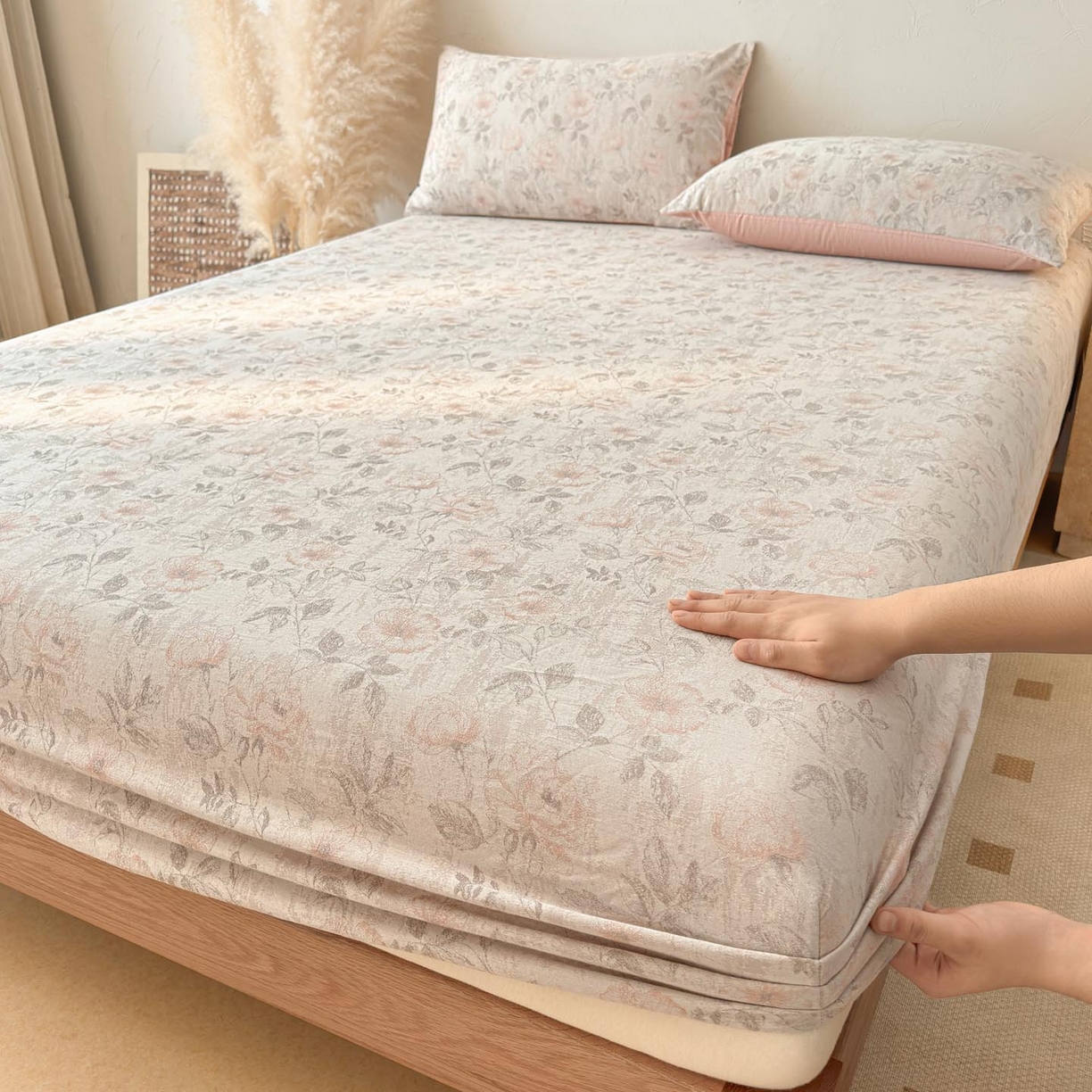 91家纺网 家纺一手货源 找家纺 涵宸家纺 2026新款全棉提花色坊系列单床笠 床笠-繁花盈然-粉