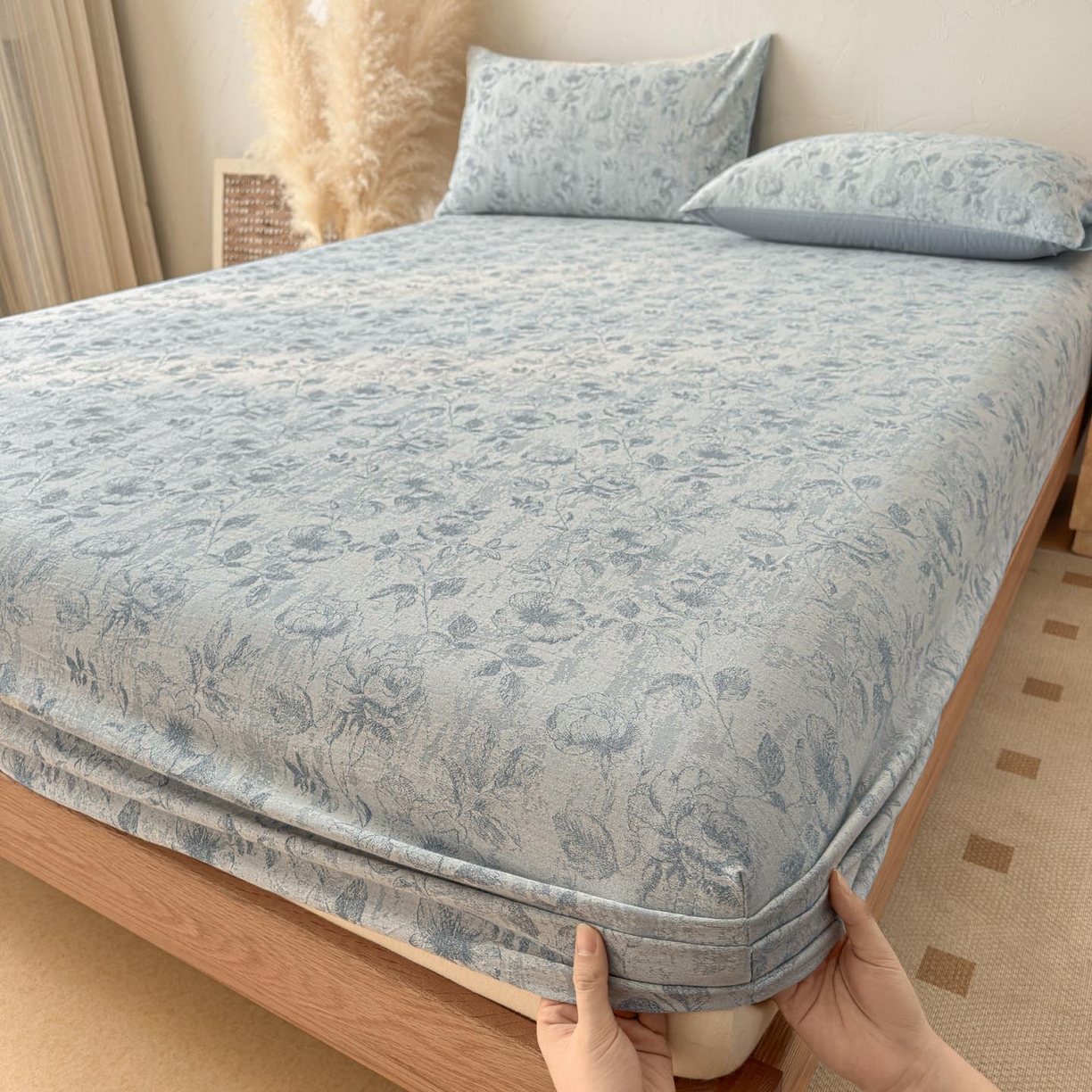 91家纺网 家纺一手货源 找家纺 涵宸家纺 2026新款全棉提花色坊系列单床笠 床笠-繁花盈然-蓝