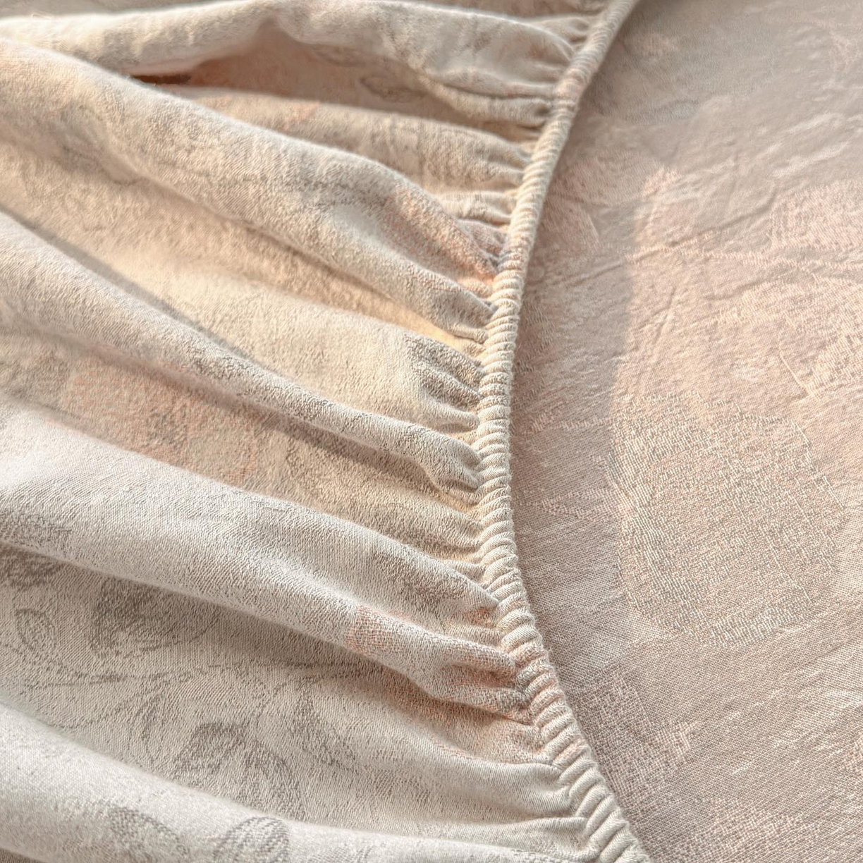 91家纺网 家纺一手货源 找家纺 涵宸家纺 2026新款全棉提花色坊系列单床笠 床笠-繁花盈然-粉