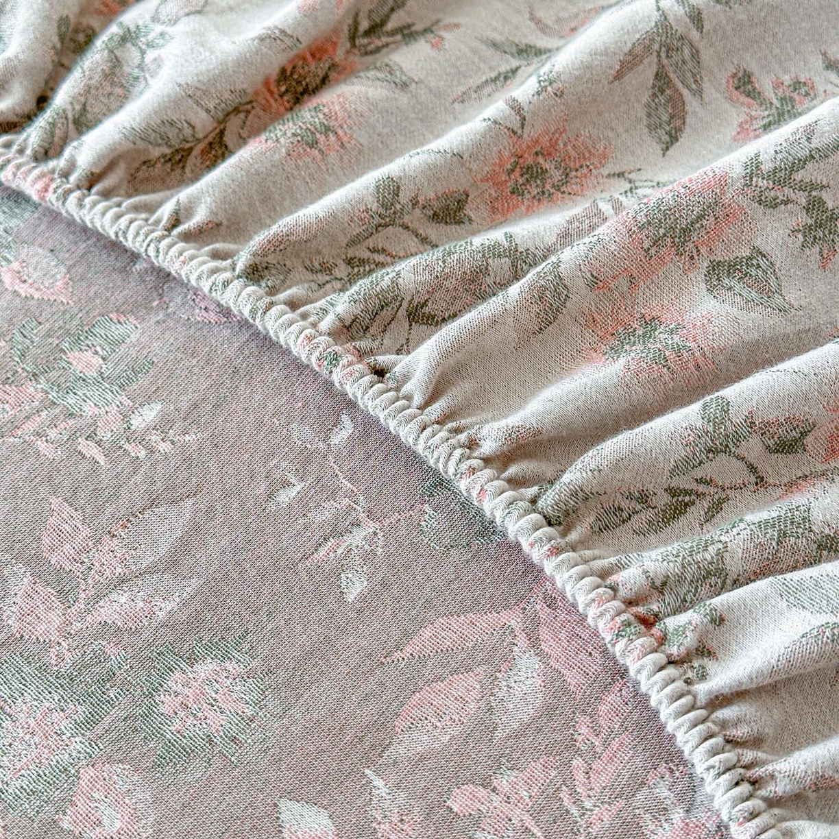 91家纺网 家纺一手货源 找家纺 涵宸家纺 2026新款全棉提花色坊系列单床笠 床笠-素薇-粉绿