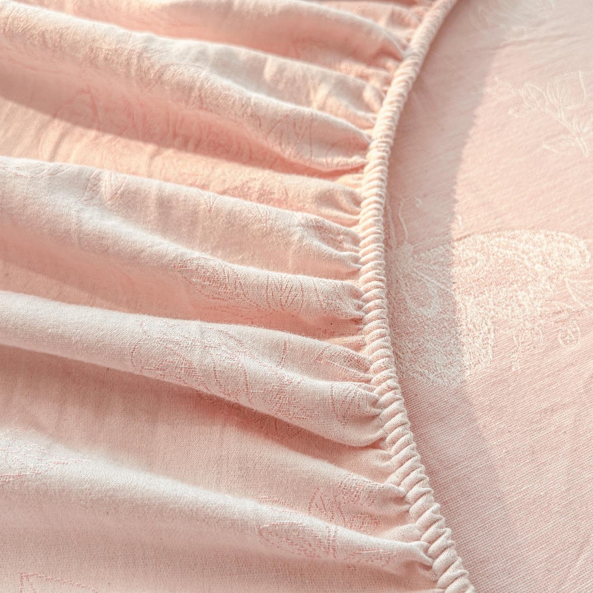 91家纺网 家纺一手货源 找家纺 涵宸家纺 2026新款全棉提花色坊系列单床笠 床笠-玫瑰花蝶-粉