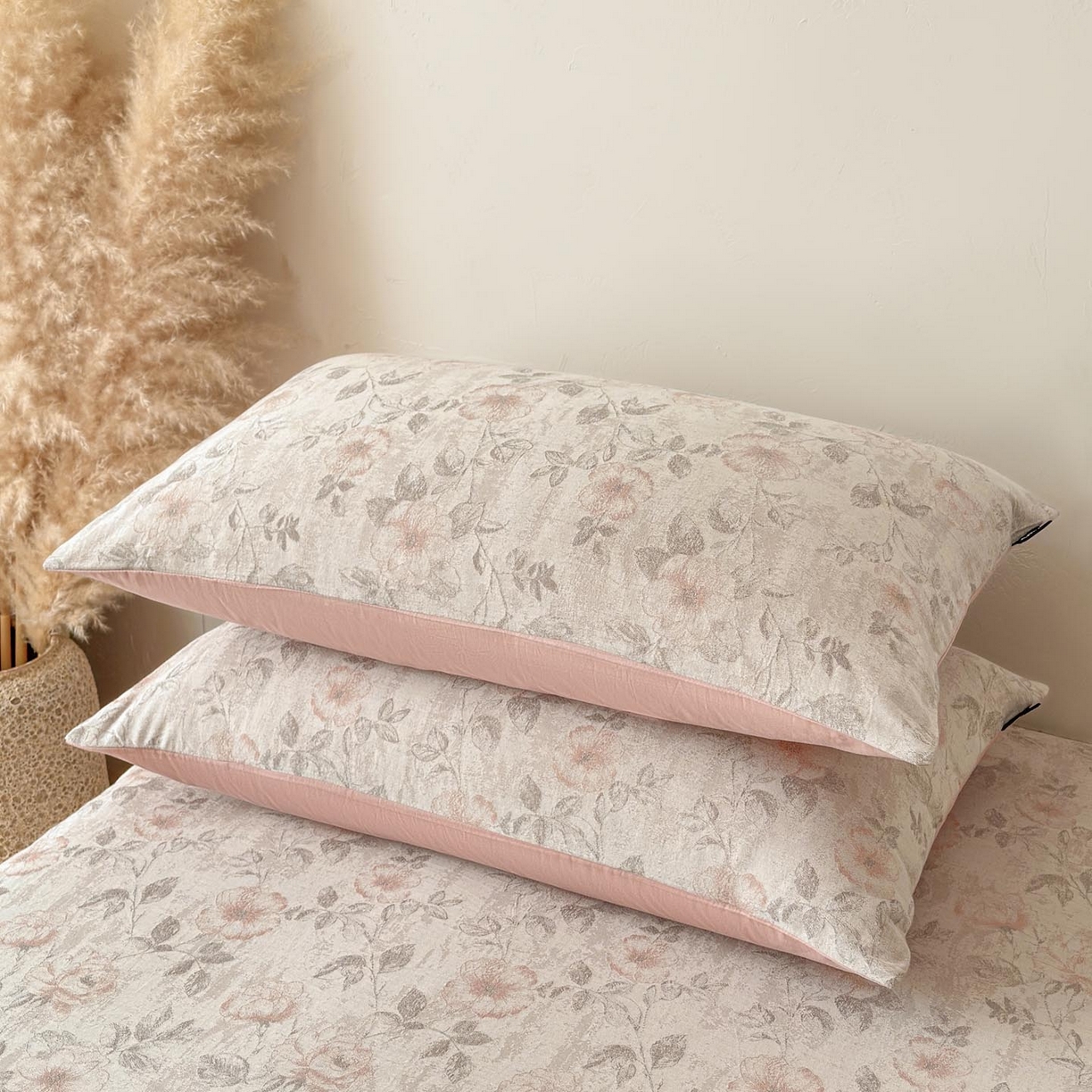 91家纺网 家纺一手货源 找家纺 涵宸家纺 2026新款全棉提花色坊系列单枕套 枕套-繁花盈然-粉