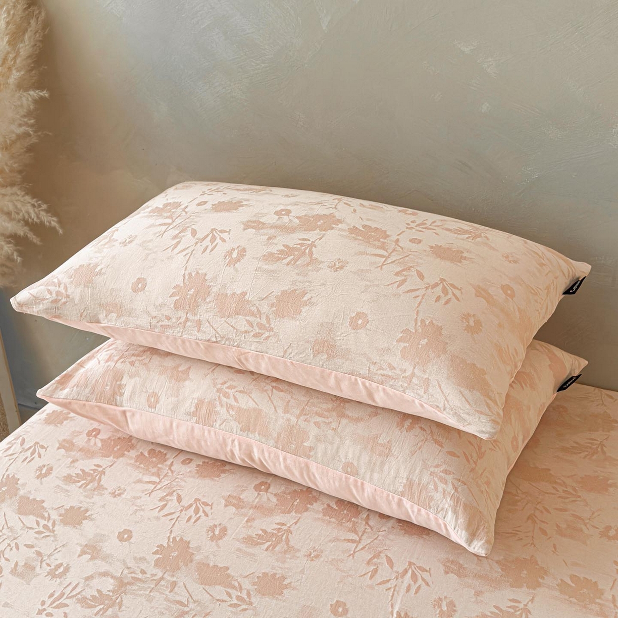 91家纺网 家纺一手货源 找家纺 涵宸家纺 2026新款全棉提花色坊系列单枕套 枕套-墨棉-粉