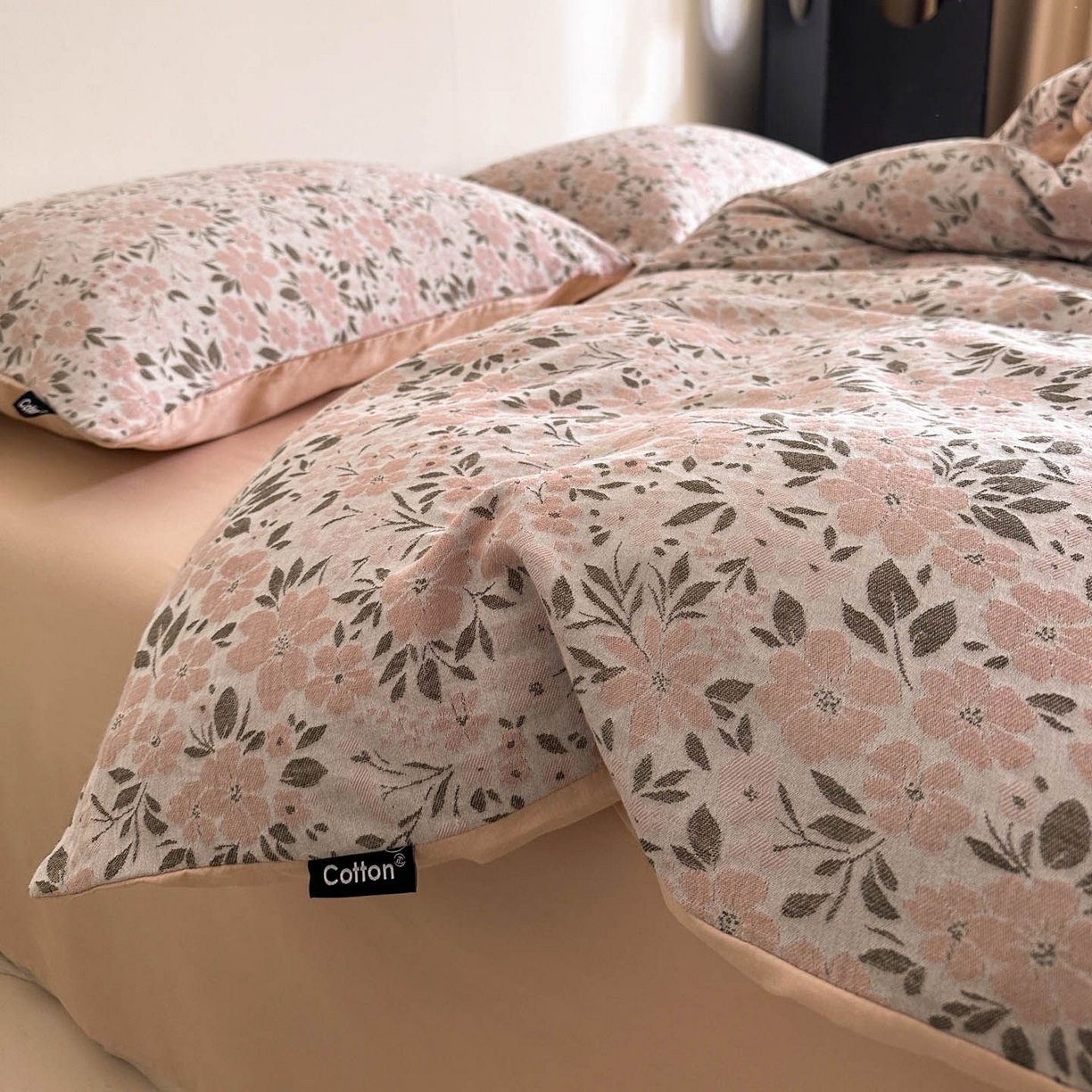 91家纺网 家纺一手货源 找家纺 涵宸家纺 2026新款全棉提花色坊系列四件套 花恋物语-粉