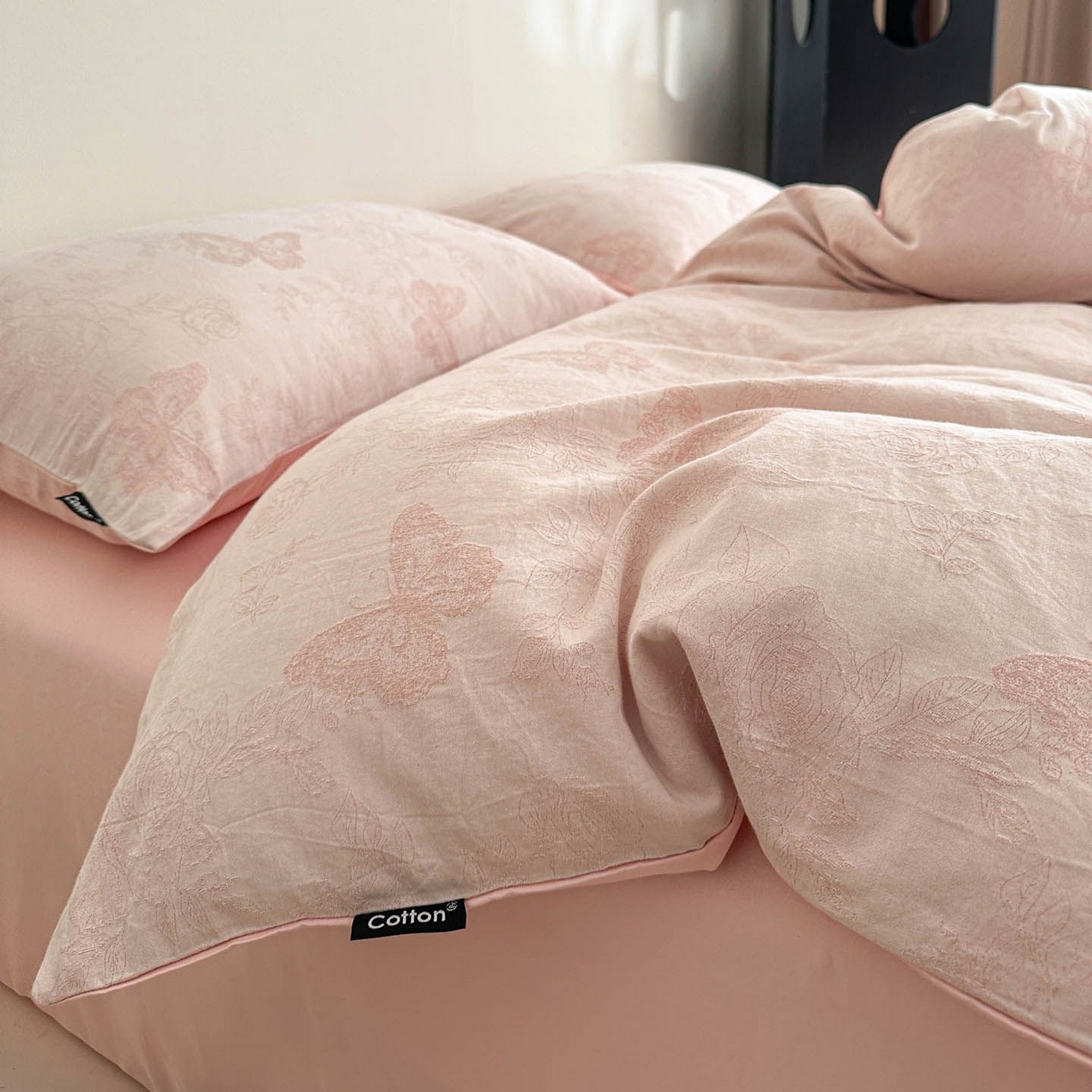 91家纺网 家纺一手货源 找家纺 涵宸家纺 2026新款全棉提花色坊系列四件套 玫瑰花蝶-粉