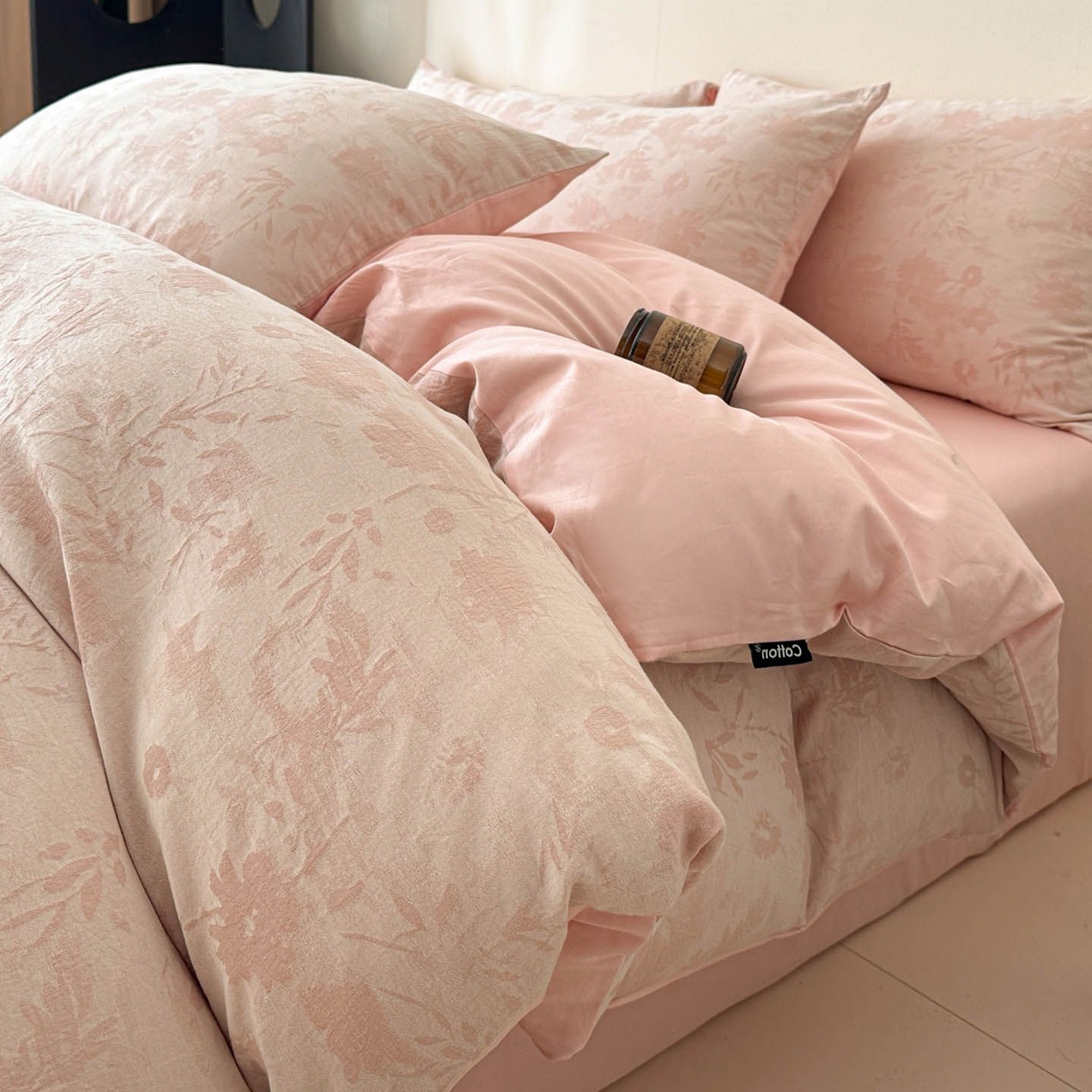 91家纺网 家纺一手货源 找家纺 涵宸家纺 2026新款全棉提花色坊系列四件套 墨棉-粉