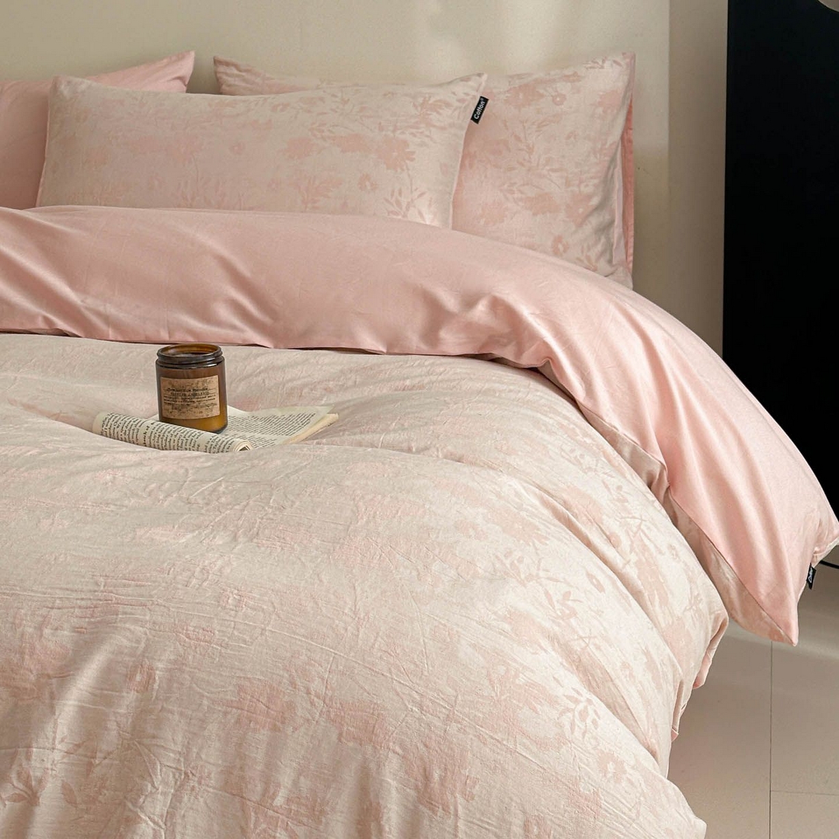 91家纺网 家纺一手货源 找家纺 涵宸家纺 2026新款全棉提花色坊系列四件套 墨棉-粉