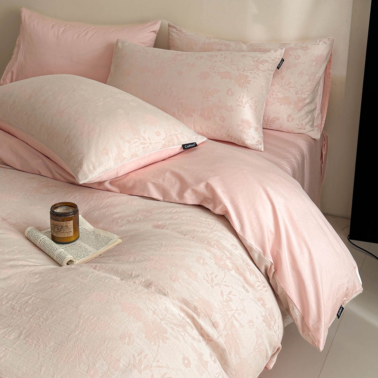 91家纺网 家纺一手货源 找家纺 涵宸家纺 2026新款全棉提花色坊系列四件套 墨棉-粉