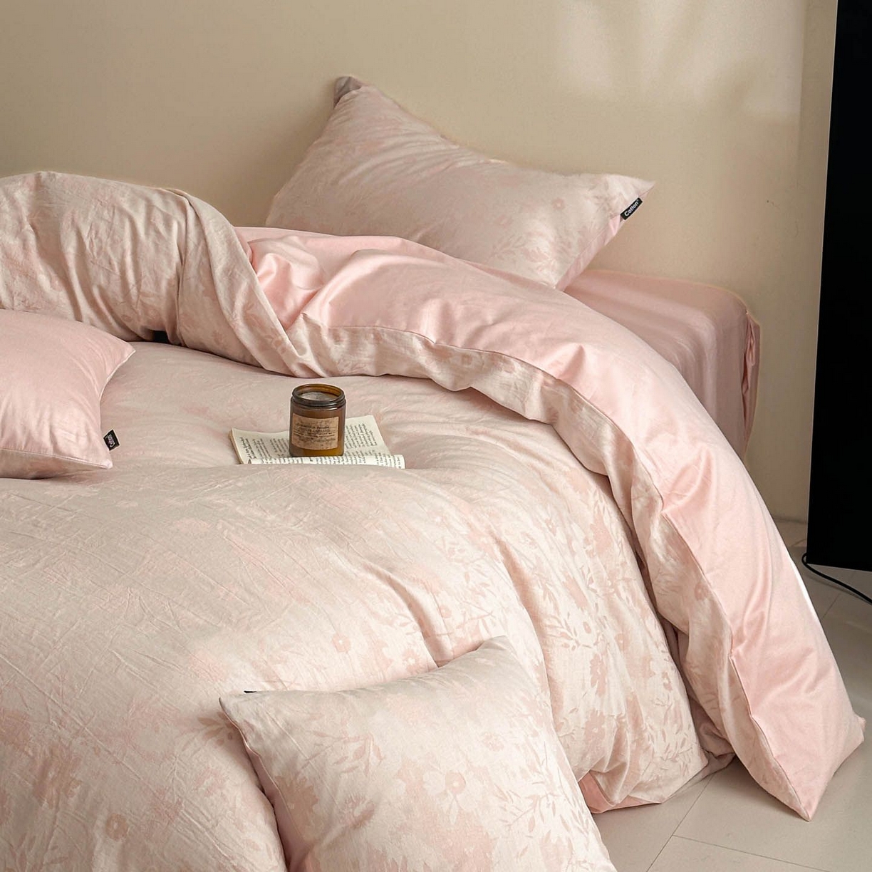 91家纺网 家纺一手货源 找家纺 涵宸家纺 2026新款全棉提花色坊系列四件套 墨棉-粉