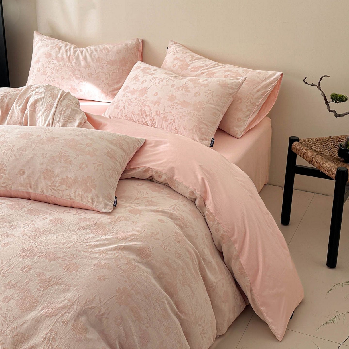 91家纺网 家纺一手货源 找家纺 涵宸家纺 2026新款全棉提花色坊系列四件套 墨棉-粉