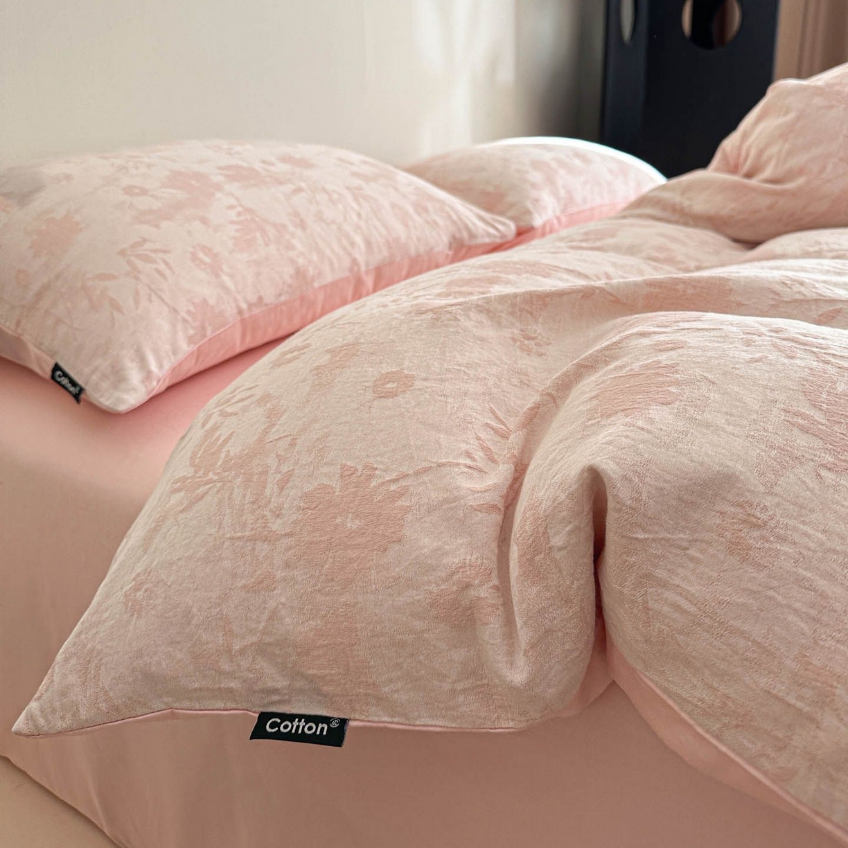 91家纺网 家纺一手货源 找家纺 涵宸家纺 2026新款全棉提花色坊系列四件套 墨棉-粉