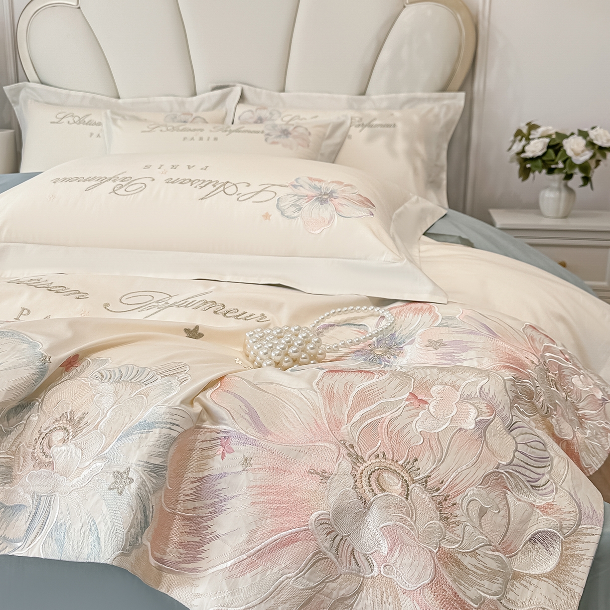 91家纺网 家纺一手货源 找家纺 置顶家纺 2026新款花汐子亲肤刺绣小清新四件套 花汐子-白+繁星蓝