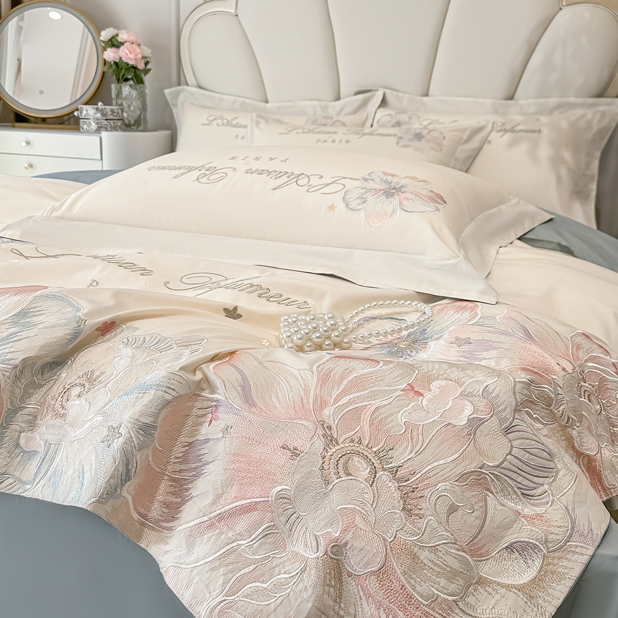 91家纺网 家纺一手货源 找家纺 置顶家纺 2026新款花汐子亲肤刺绣小清新四件套 花汐子-白+繁星蓝