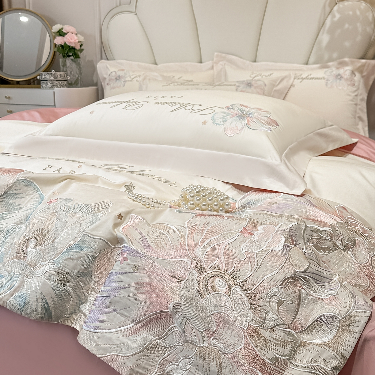 91家纺网 家纺一手货源 找家纺 置顶家纺 2026新款花汐子亲肤刺绣小清新四件套 花汐子-白+豆沙