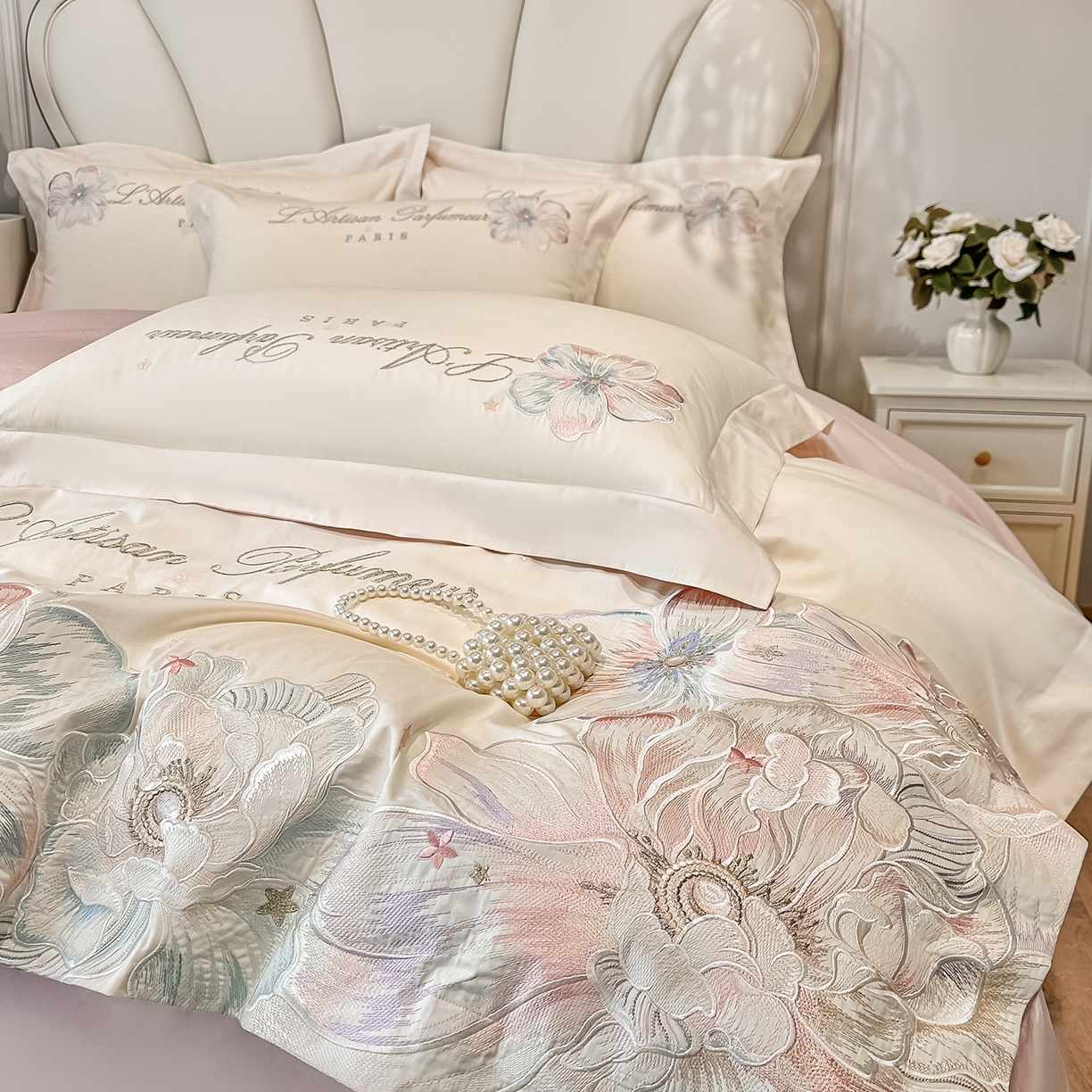 91家纺网 家纺一手货源 找家纺 置顶家纺 2026新款花汐子亲肤刺绣小清新四件套 花汐子-白+粉