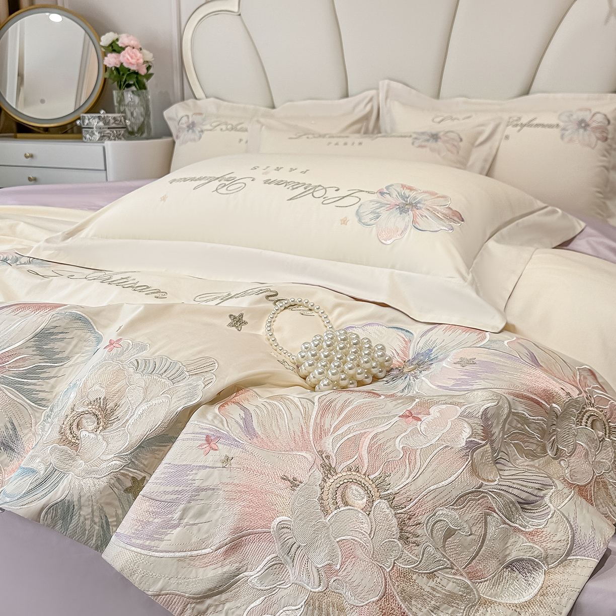 91家纺网 家纺一手货源 找家纺 置顶家纺 2026新款花汐子亲肤刺绣小清新四件套 花汐子-白+香芋紫