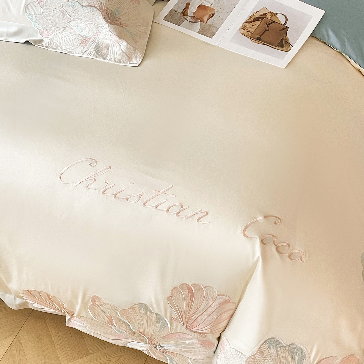 91家纺网 家纺一手货源 找家纺 置顶家纺 2026新款亲肤绣花-COCO小姐亲肤棉系列四件套 COCO小姐-奶白+浅蓝