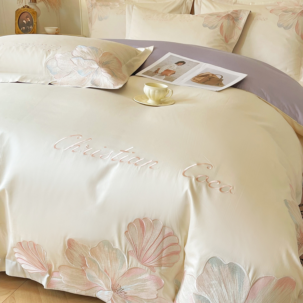 91家纺网 家纺一手货源 找家纺 置顶家纺 2026新款亲肤绣花-COCO小姐亲肤棉系列四件套 COCO小姐-奶白+香芋紫