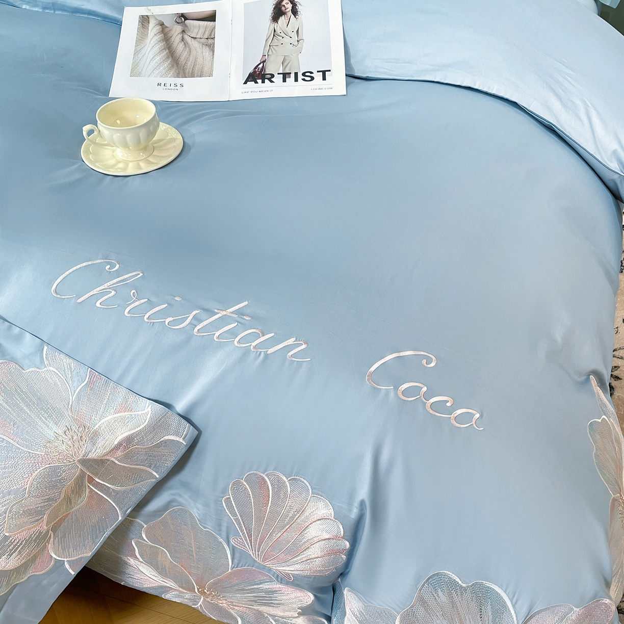 91家纺网 家纺一手货源 找家纺 置顶家纺 2026新款亲肤绣花-COCO小姐亲肤棉系列四件套 COCO小姐-浅蓝