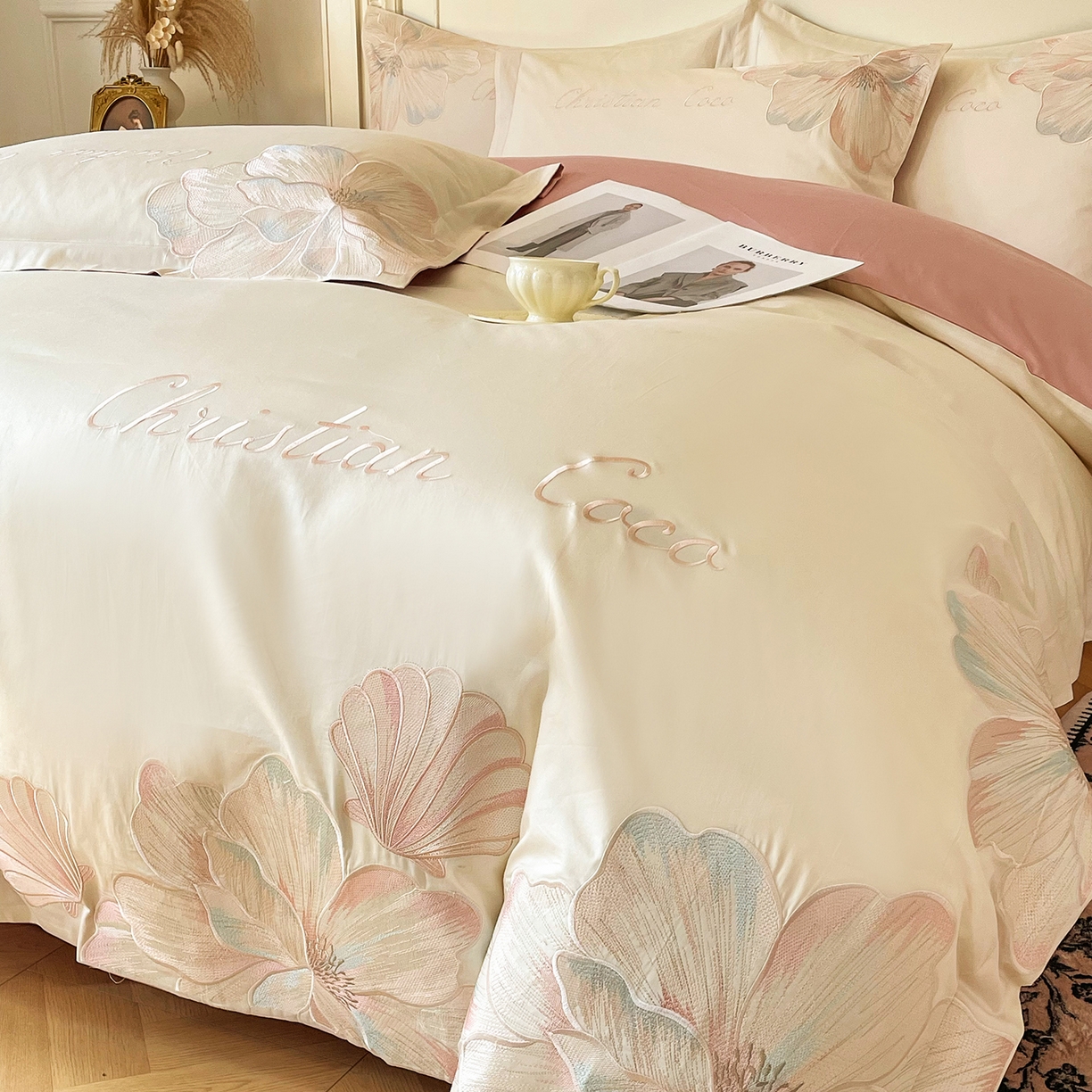 91家纺网 家纺一手货源 找家纺 置顶家纺 2026新款亲肤绣花-COCO小姐亲肤棉系列四件套 COCO小姐-奶白+豆沙