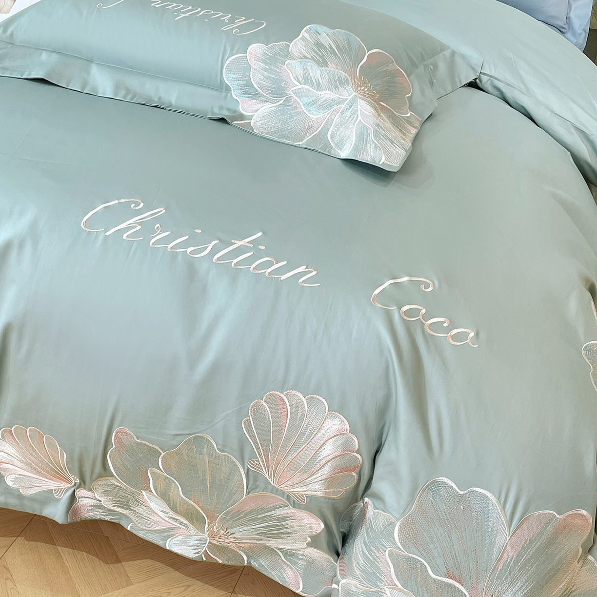 91家纺网 家纺一手货源 找家纺 置顶家纺 2026新款亲肤绣花-COCO小姐亲肤棉系列四件套 COCO小姐-繁星蓝