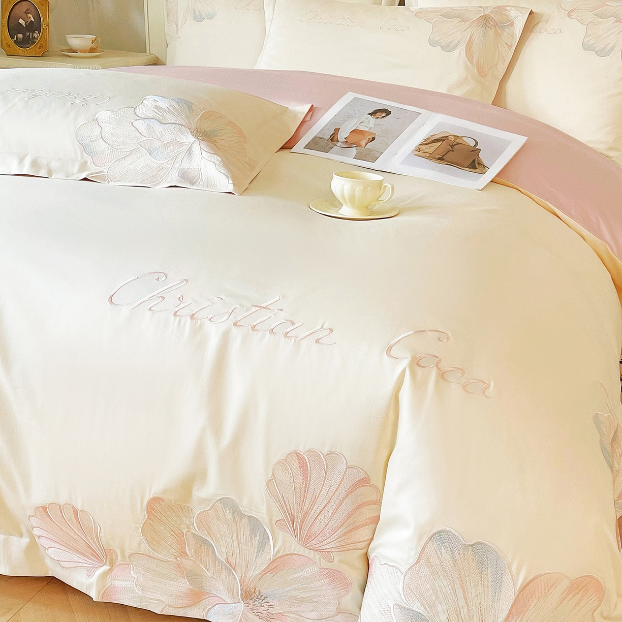 91家纺网 家纺一手货源 找家纺 置顶家纺 2026新款亲肤绣花-COCO小姐亲肤棉系列四件套 COCO小姐-奶白+粉