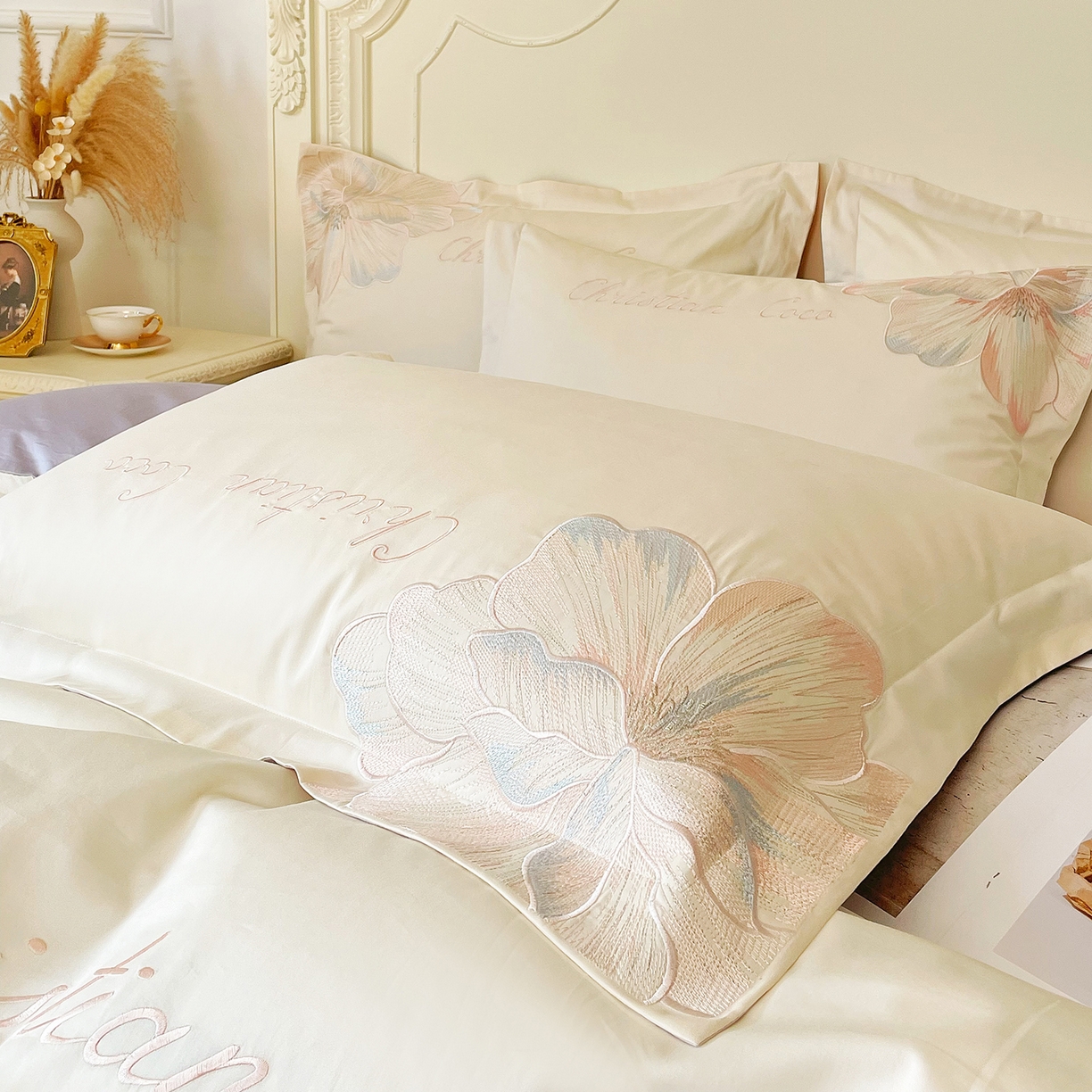 91家纺网 家纺一手货源 找家纺 置顶家纺 2026新款亲肤绣花-COCO小姐亲肤棉系列四件套 COCO小姐-奶白+香芋紫